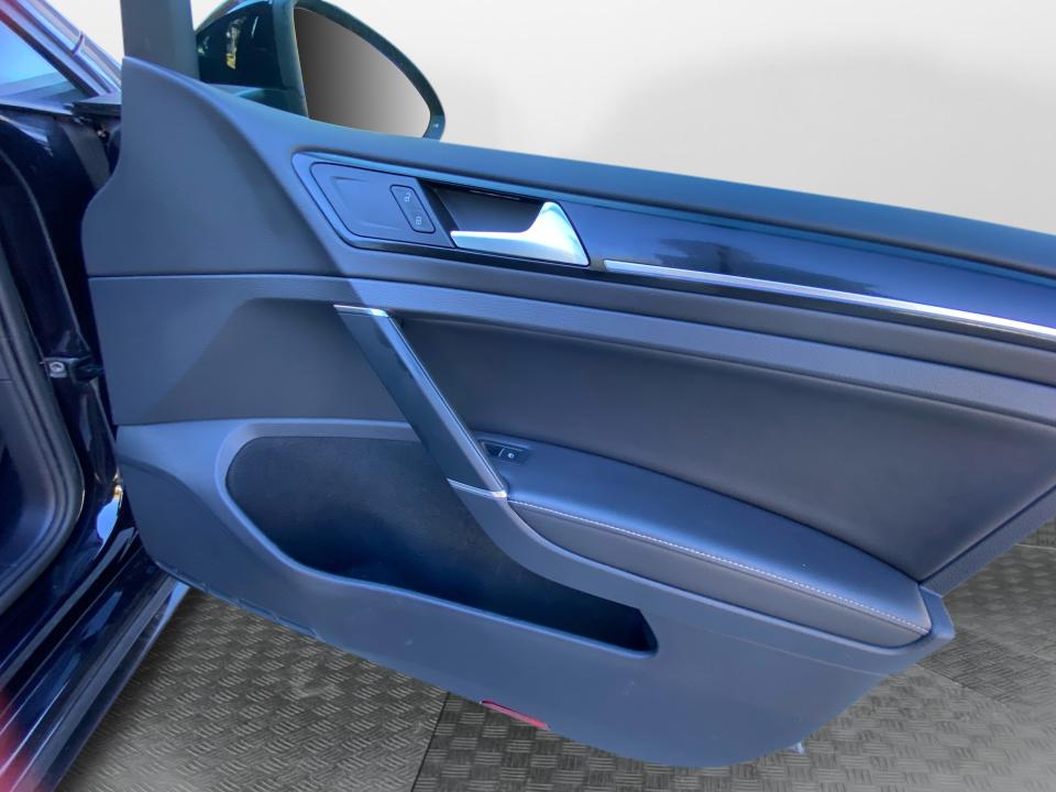 2018 Volkswagen Golf R 2.0T w/DCC & Navigation