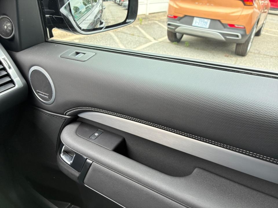 2025 Land Rover Discovery Dynamic SE